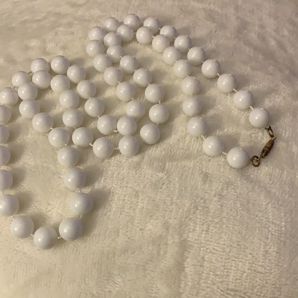 Women’s classic white plastic bead necklace - Picture 5 of 5